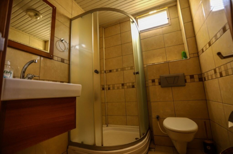 Bathroom 3, Kizkalesi Sari Konak Apart Otel, Silifke