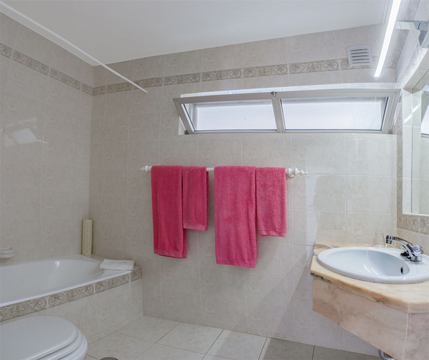Bathroom, Apartment With Garden View in Luz, Lagos