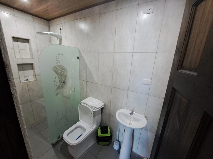 Bathroom, Smokee, Talamanca