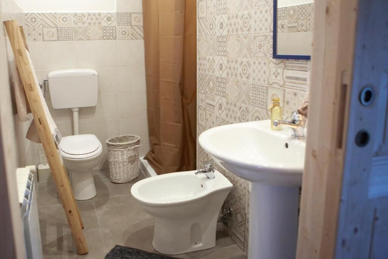 Bathroom, Al Giandale B&B, Catania