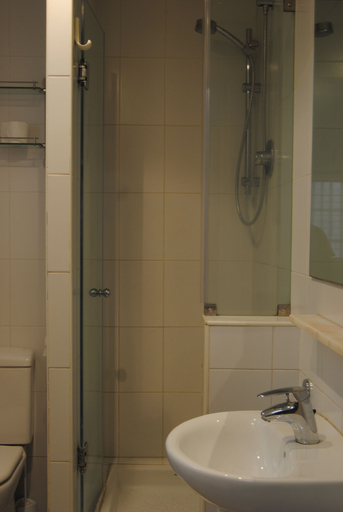Bathroom 2, Hostel Studio, Barcelona