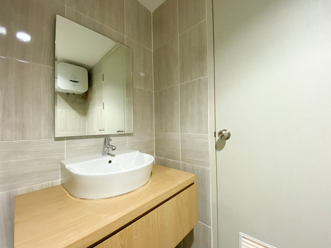 Bathroom 5, Best Choice and Comfy Studio Vasanta Innopark Apartment By Travelio, Cikarang