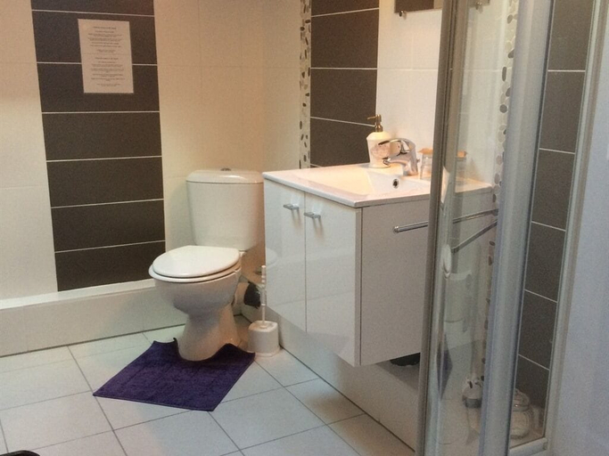 Bathroom 5, Hôtel de France et de Russie, Dordogne