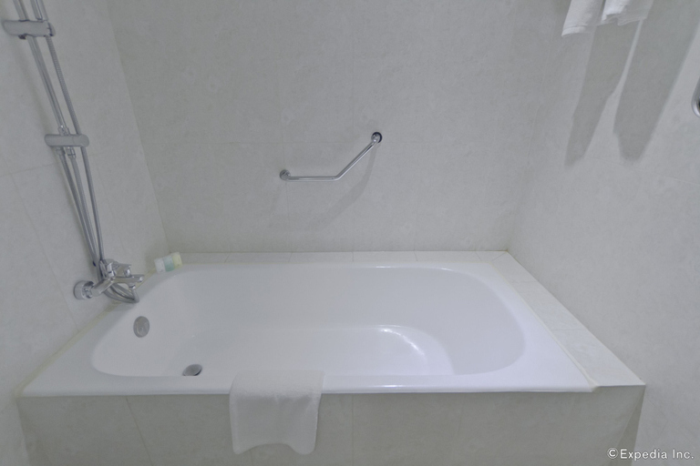 Bathroom 5, Mandarin Plaza Hotel, Cebu City