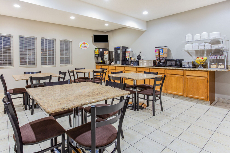 Food & Drinks 5, Super 8 by Wyndham Iowa Falls, Hardin