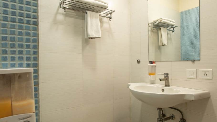 Bathroom 4, Ginger Guwahati, Kamrup Metropolitan