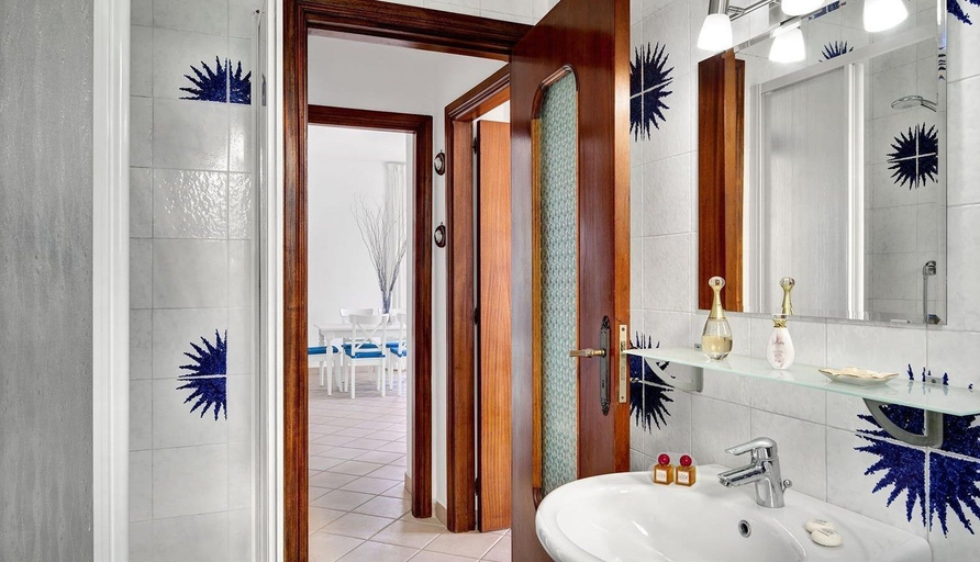 Bathroom 2, Matisse Cantone, Napoli