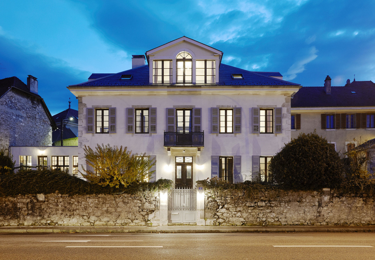 Exterior & Views