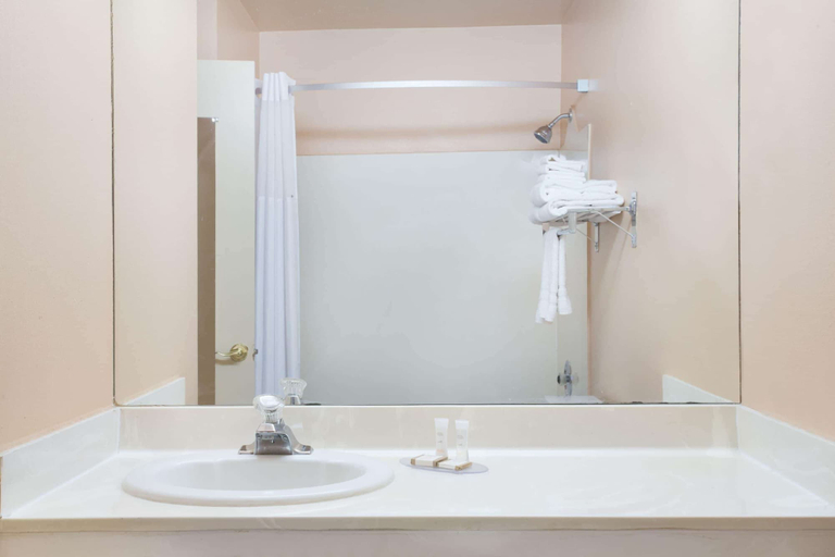Bathroom 4, Howard Johnson by Wyndham Brigham City, Box Elder