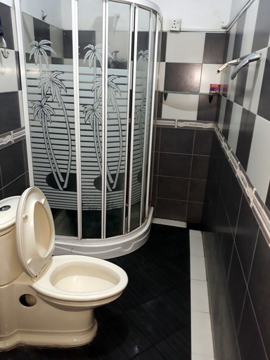 Bathroom 3, Unique View Hotel - Hostel, K.F.G. & G. Korale