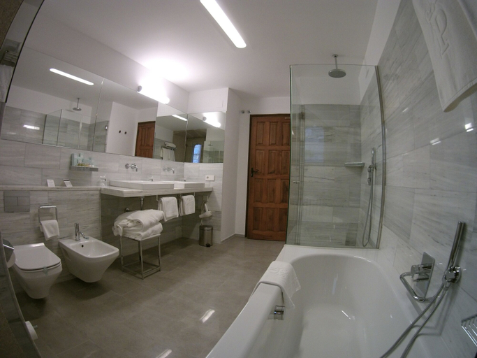 Bathroom 5, Parador de Santiago de Compostela, A Coruña