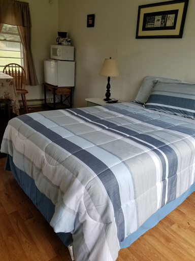 Bedroom 5, Becket Motel, Berkshire