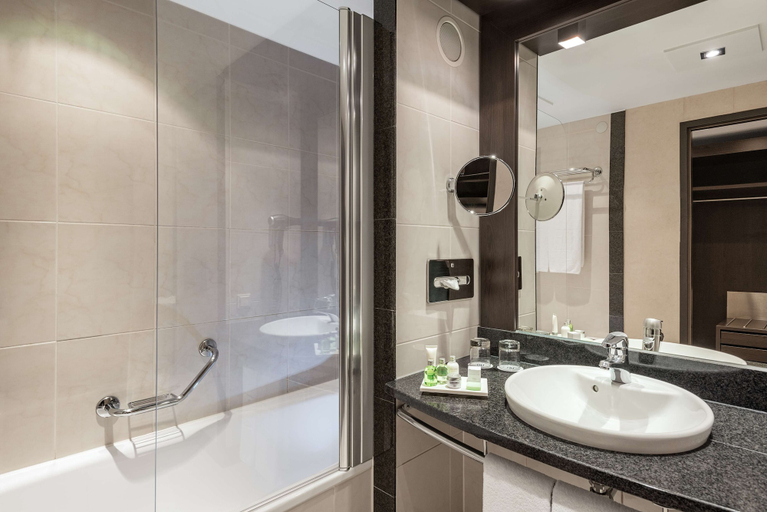Bathroom 4, NH Danube City, Wien