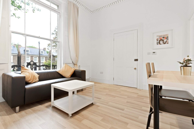 Others 4, Refined, Light 1 Bed Apt w Balcony in Brixton, London