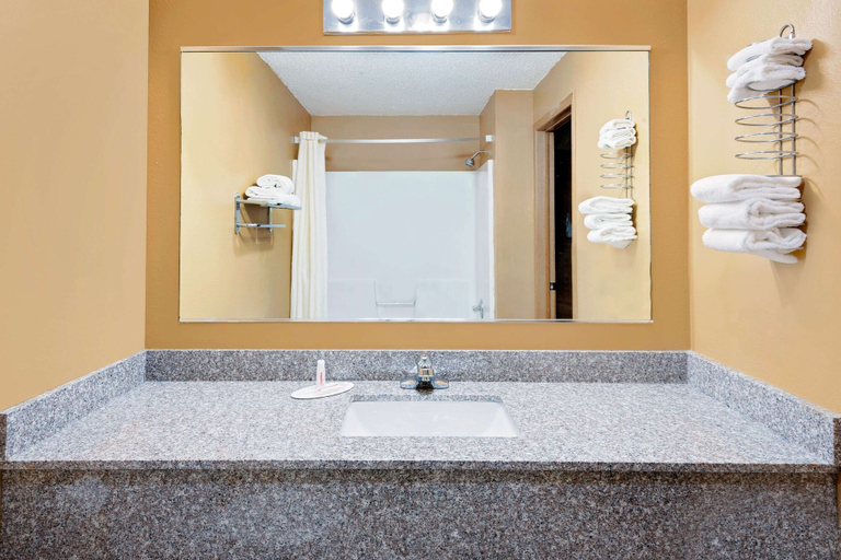 Bathroom 4, Super 8 by Wyndham Iowa Falls, Hardin
