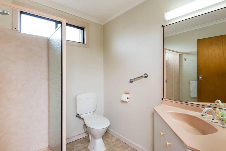 Bathroom 3, Lakes Jakaranda Holiday Units, E. Gippsland - Bairnsdale