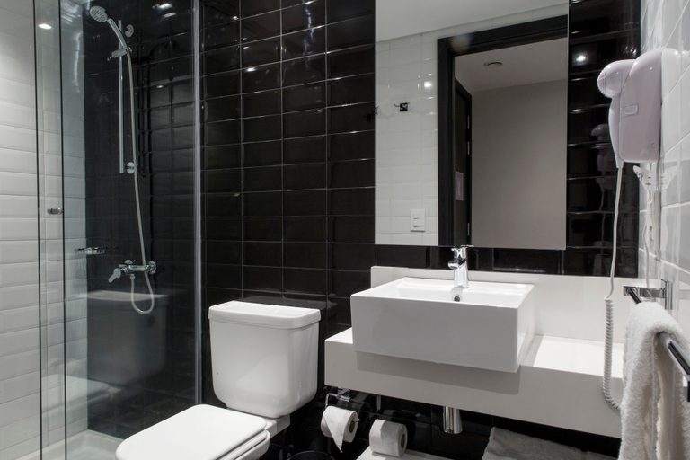 Bathroom 3, ibis styles Montevideo Biarritz Hotel, Montevideo