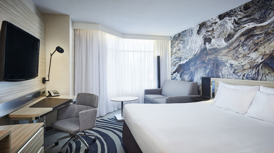 Bedroom 3, Novotel Toronto North York, Toronto