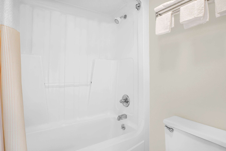 Bathroom 4, Days Inn by Wyndham Eufaula AL, Barbour