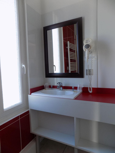 Bathroom 3, Logis Hotel La Breche - Restaurant Berthelot, Indre-et-Loire