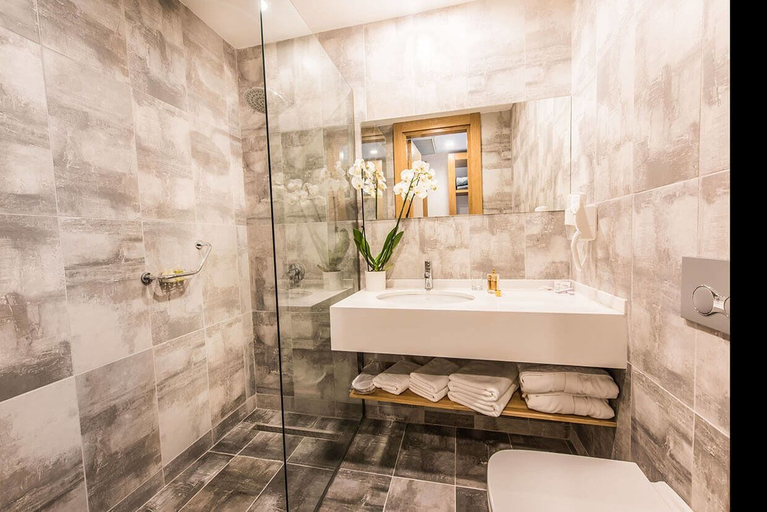 Bathroom 4, Ingate Hotel & Cafe