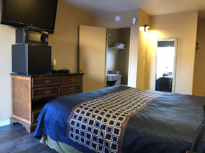 Bedroom 5, Capri Motel, Alameda