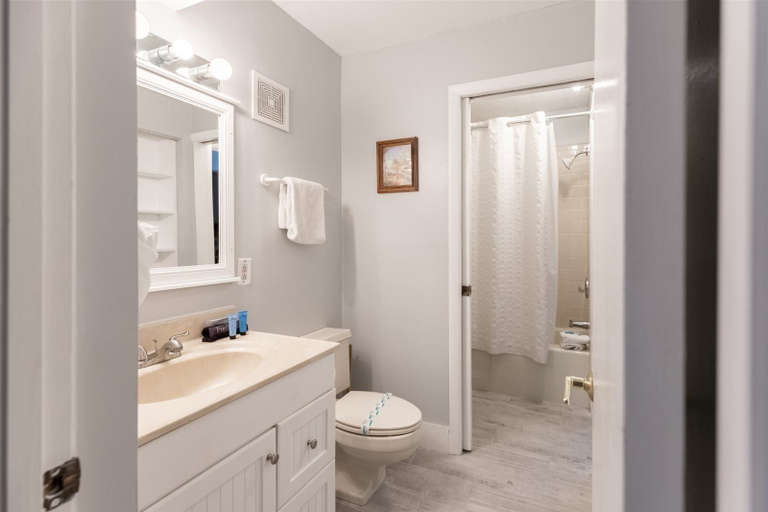 Bathroom 4, The Summit 618, Bay
