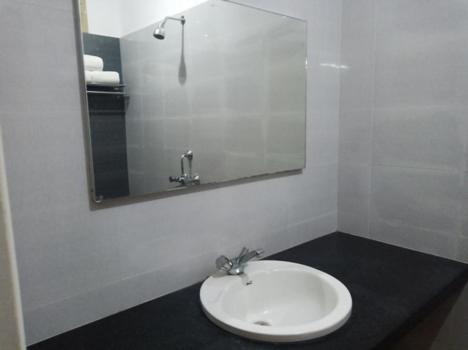Bathroom 4, Hotel Victoriyah, Thanjavur