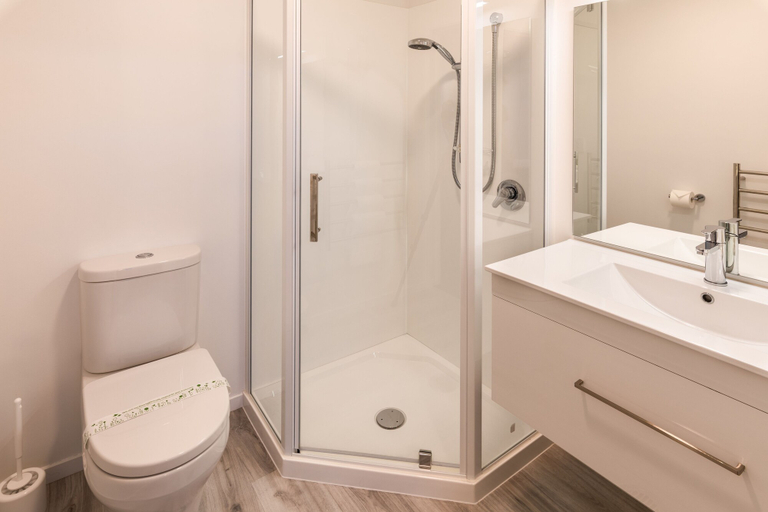 Bathroom 5, Beachfront Hotel, Westland
