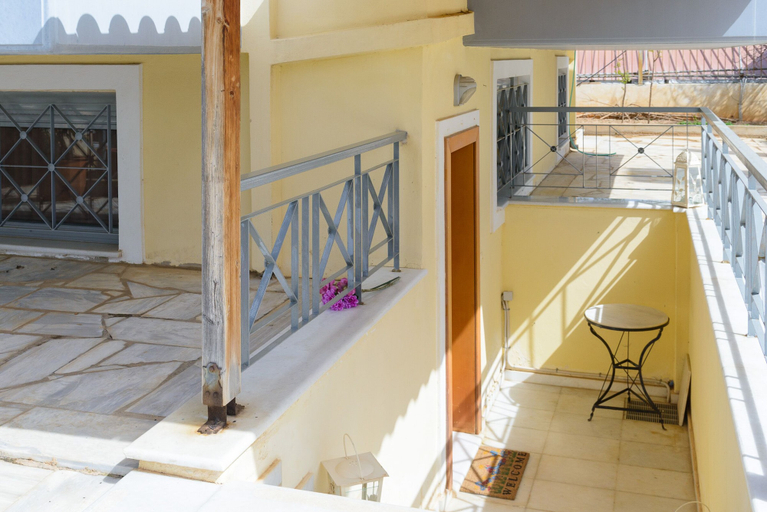 Others 3, Comfy Vacation Flat Near the Beach, Attica