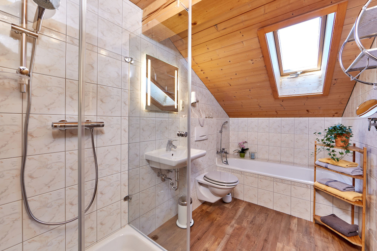 Bathroom 5, Bauernhof Buchwieser, Garmisch-Partenkirchen
