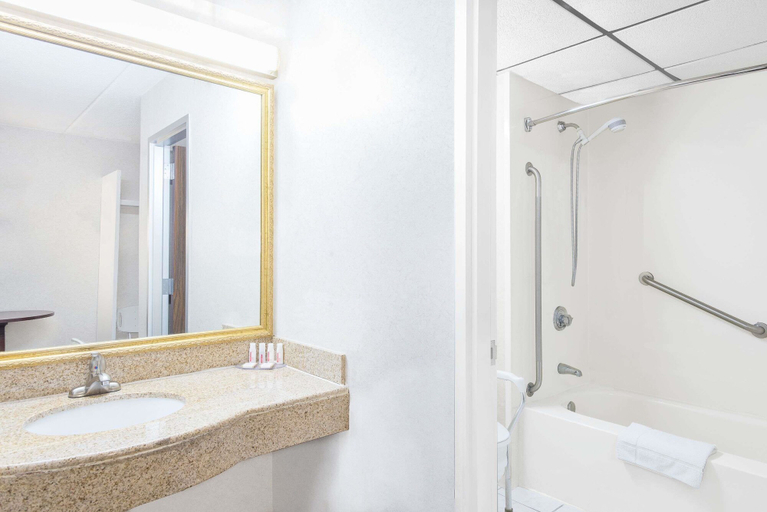 Bathroom 4, Howard Johnson by Wyndham Saugerties, Ulster