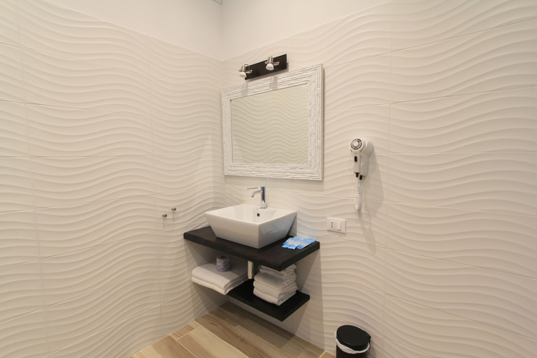 Bathroom 5, Hotel Rio Claro, Latina