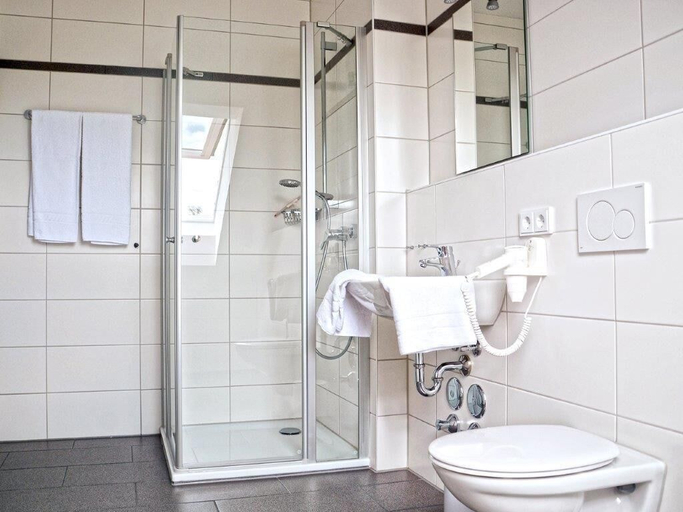 Bathroom 3, Apparthotel Ampertal, Freising