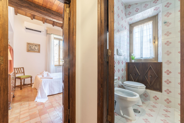 Bathroom 4, Trevi's Roof Terraces, Rome