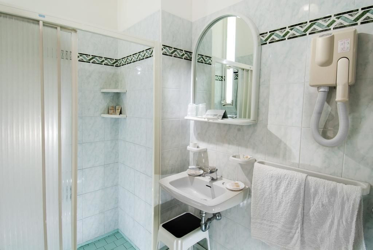 Bathroom 4, Hotel Caesar, Rimini