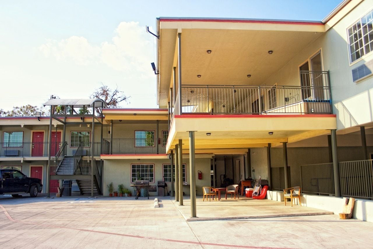 Exterior & Views 2, Whispering Palms Inn, Val Verde