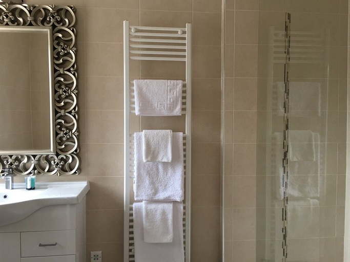 Bathroom 4, The Eagles Hotel, Conwy