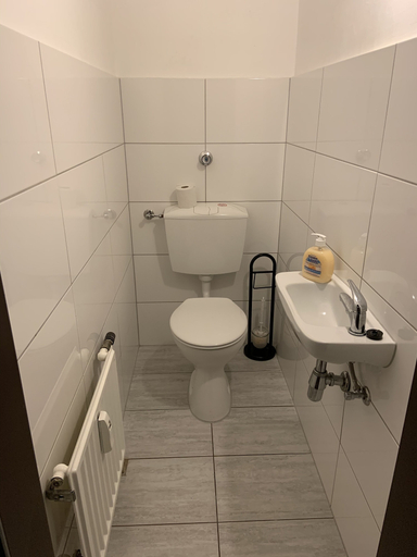 Bathroom 2, Heinsberg City Apartments, Heinsberg