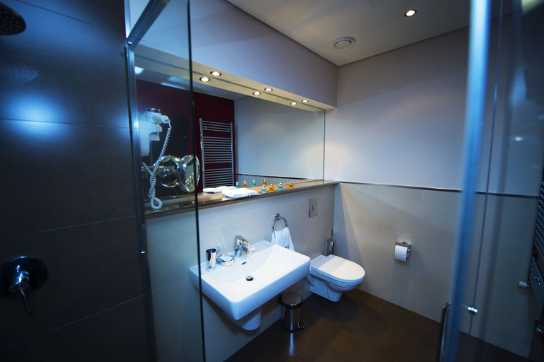 Bathroom 3, Nane Hotel