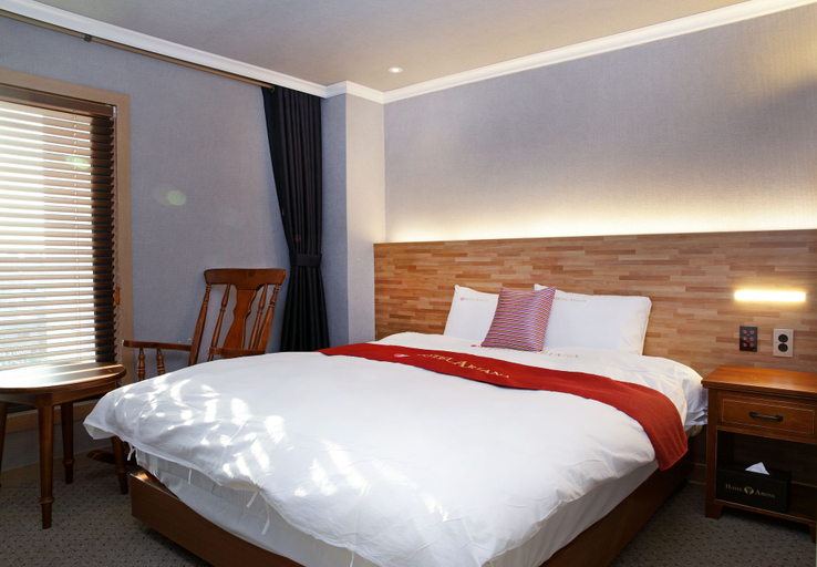 Bedroom 4, Ariana Hotel, Buk