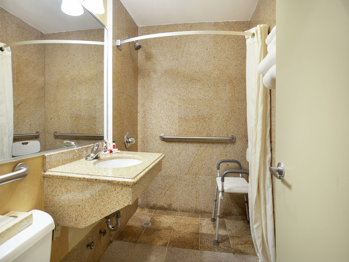 Bathroom 4, Quality Inn JFK Airport Rockaway Blvd, New York