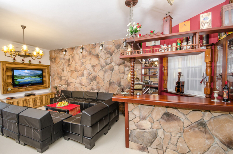 Food & Drinks 5, The Pearl of the Golan - Pnina BaGolan