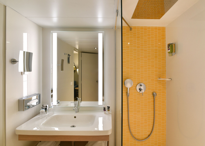 Bathroom 5, Mercure Le Havre Centre Bassin du Commerce Hotel, Seine-Maritime