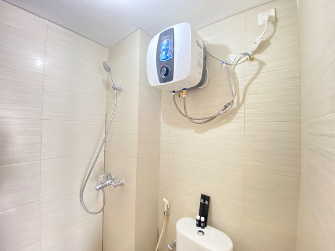 Bathroom 3, Simply Homey 2BR Apartment at Gateway Pasteur, Bandung