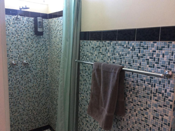 Bathroom 4, The New Whyalla Hotel, Whyalla