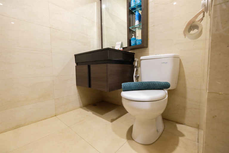 Bathroom 3, Modern Elegant Design L'Avenue Apartment, South Jakarta
