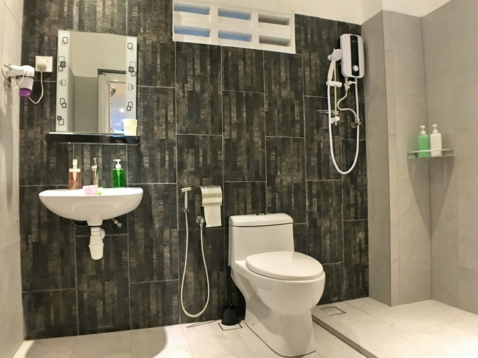 Bathroom 5, iBook6 Deluxe Family Suite for 4 by iBook Homestay, Pulau Penang