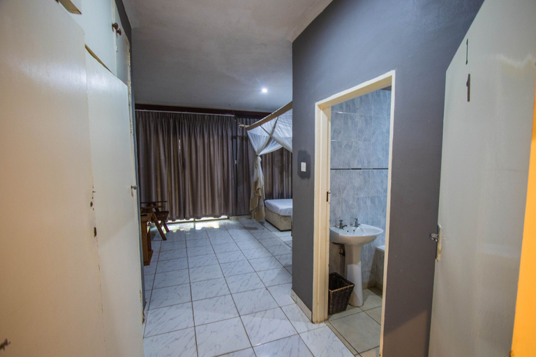 Bathroom 4, The View Lodge, Hwange