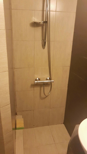 Bathroom, George's apartments by the airport, Attica